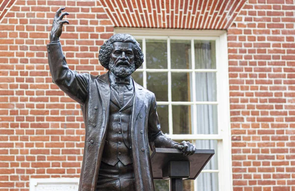 04-16-2021 Easton, MD, ABD: Ünlü reformcu kölelik karşıtı Afrikalı Amerikalı lider Frederick Douglass 'ın heykeli, bir zamanlar mahkum olarak tutulduğu Talbot County Adliyesi önünde.