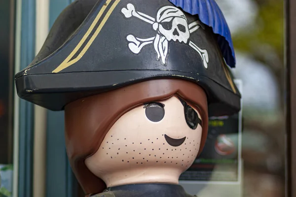 Закрыть Изображение Пиратской Фигурки Игрушки Перед Магазином Продающим Детские Игрушки — стоковое фото