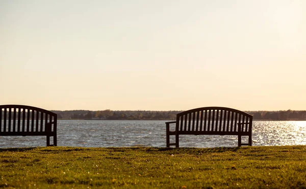 Bancos Aislados Madera Paseo Marítimo Con Vistas Río Tranquilo Atardecer — Foto de Stock