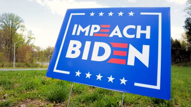 Germantown, Maryland, ABD 04-18-2021: Maryland 'de yol kenarındaki bir yerde açılan Suçlama Biden tabelası ABD siyasetinde ideolojik bölünme, muhalefet ve kutuplaşmayı gösteriyor. 