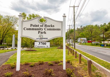 04-28-2021 Kayaların Noktası, MD, ABD: Point of Rocks, Virginia ve Maryland sınırında tarihi binaları, parkları ve manzarası olan küçük bir kasabadır. Community Commons Park görüldü