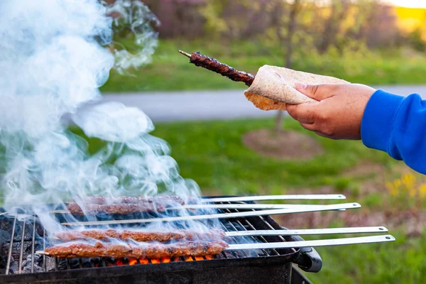 Cocinar Delicioso Turco Adana Kebab Una Parrilla Carbón Portátil Lugar —  Fotos de Stock