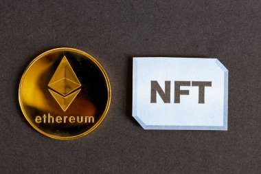 Ethereum engelleme zinciri aracılığıyla Fon Fonu Olmayan Jeton 'lara (NFT' lere) yatırım yapmak için bir konsept resim. Bunlar internette satılan nadir dijital eşyalar. Resim koyu arkaplanda ETH paralı NFT 'leri gösterir