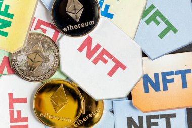Ethereum engelleme zinciri aracılığıyla Fon Fonu Olmayan Jeton 'lara (NFT' lere) yatırım yapmak için bir konsept resim. Bunlar internette satılan nadir dijital eşyalar. Resim koyu arkaplanda ETH paralı NFT 'leri gösterir