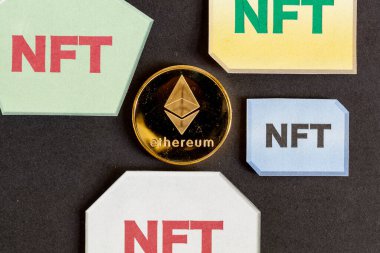 Ethereum engelleme zinciri aracılığıyla Fon Fonu Olmayan Jeton 'lara (NFT' lere) yatırım yapmak için bir konsept resim. Bunlar internette satılan nadir dijital eşyalar. Resim koyu arkaplanda ETH paralı NFT 'leri gösterir