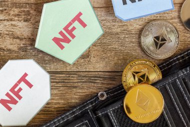Ethereum engelleme zinciri aracılığıyla Fon Fonu Olmayan Jeton 'lara (NFT' lere) yatırım yapmak için bir konsept resim. Bunlar internette satılan nadir dijital eşyalar. Resim, cüzdanı olan ETH paralı NFT 'leri gösterir.