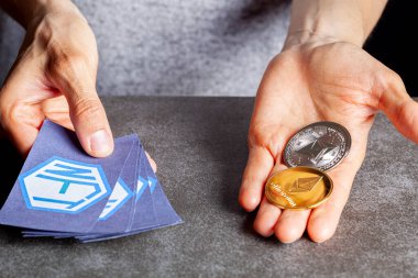 Ethereum engelleme zinciri aracılığıyla Fon Fonu Olmayan Jeton 'lara (NFT' lere) yatırım yapmak için bir konsept resim. Bunlar internette satılan nadir dijital eşyalar. Görüntü NFT 'leri ETH paralarla tutan bir kadını gösteriyor