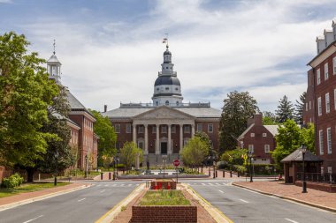 Annapolis 'teki tarihi Maryland Eyalet Meclis Binası. Hâlâ kullanılan en eski devlet binası. Her iki tarafta da temyiz mahkemesi ve senato gibi diğer devlet binaları görülüyor.