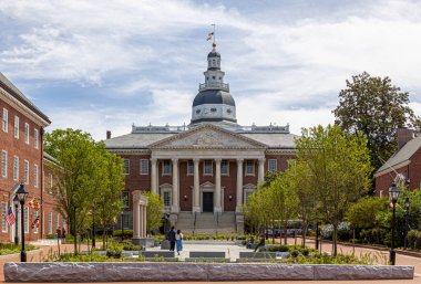 Annapolis 'teki tarihi Maryland Eyalet Meclis Binası. Hâlâ kullanılan en eski devlet binası. Her iki tarafta da temyiz mahkemesi ve senato gibi diğer devlet binaları görülüyor.
