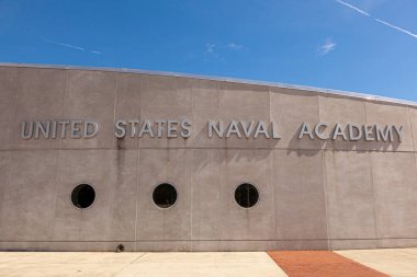 Annapolis, MD, ABD 05-02-2021: Güneşli bir günde Annapolis 'teki ABD Deniz Harp Okulu (USNA) inşaat kompleksinin dış görüntüsünü kapat.