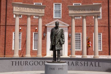 05-02-2021 Annapolis, MD, ABD: Maryland Genel Kurulu ve Yargıtay önündeki avukatlar merkezinde Thurgood Marshall 'ın heykeli. Ünlü bir insan hakları savunucusuydu..