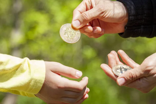 Enfant Demande Argent Poche Son Parent Donne Une Pièce Bitcoin — Photo