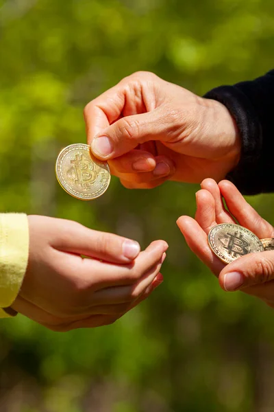 Ein Kind Verlangt Ein Taschengeld Und Ihre Eltern Geben Als — Stockfoto