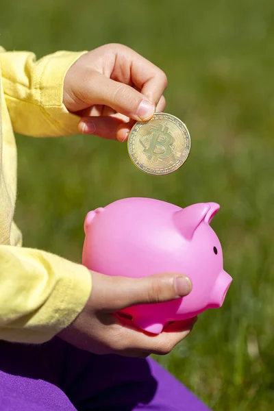 Ein Kaukasisches Mädchen Steckt Eine Symbolische Bitcoin Münze Ihr Sparschwein — Stockfoto