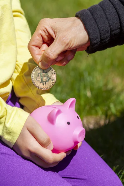 Eine Kaukasische Mutter Steckt Eine Bitcoin Münze Das Sparschwein Ihrer — Stockfoto
