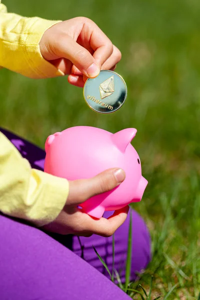 Ein Kaukasisches Mädchen Steckt Eine Münze Ihr Sparschwein Konzeptbild Für — Stockfoto