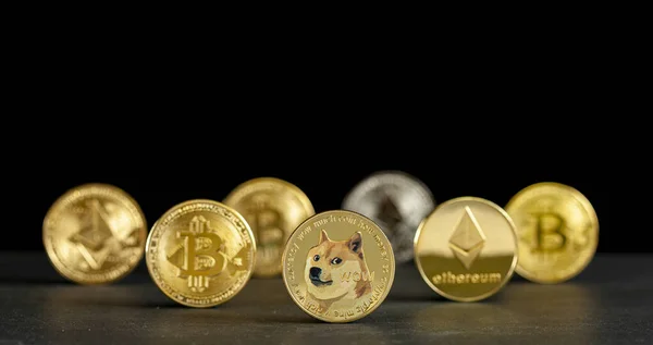 Los Tipos Criptomonedas Simbólicas Representadas Como Monedas Brillantes Alinean Contra — Foto de Stock