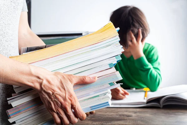 Ehrgeizige Elternschaft Mit Hohen Akademischen Leistungserwartungen Das Konzept Der Kinder — Stockfoto