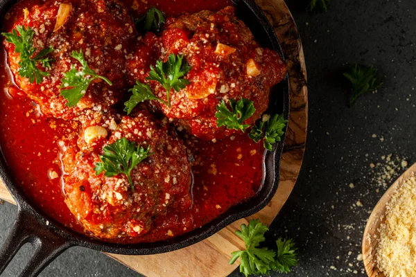 Vista Cerca Tres Albóndigas Italianas Grandes Tradicionales Salsa Tomate Chisporroteante —  Fotos de Stock