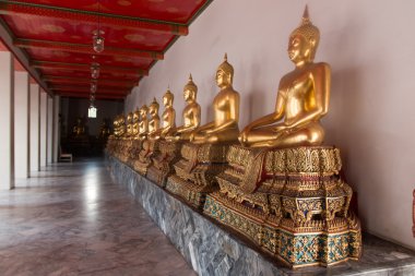 Buda heykelleri Wat Pho tapınağın Bangkok