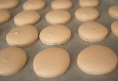 Macaron kabukları bir pişirme Pan