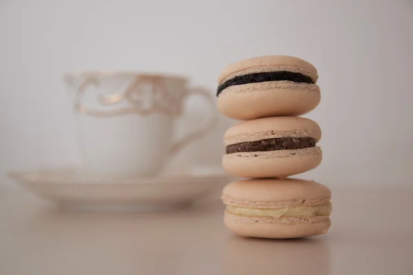 Macarons com xícara de chá — Fotografia de Stock