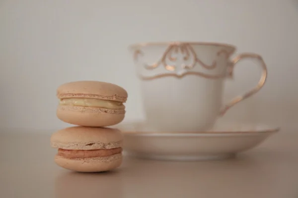 Macarons mit einer Tasse Tee — Stockfoto