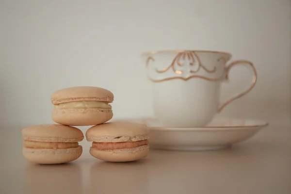 Macarons avec tasse de thé — Photo