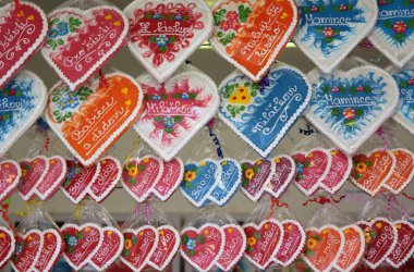 gingerbread üzerinden renkli Kalpler 