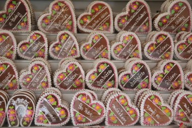 gingerbread üzerinden renkli Kalpler 