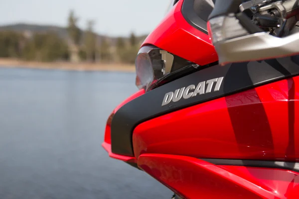 Most, Česká republika, 3 dubna 2016. Motocykl Ducati u řeky — Stock fotografie