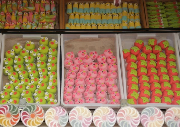 Praag, Tsjechische Republiek, 10 april 2016, kleurrijke snoepjes en peperkoek — Stockfoto