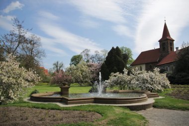 Prag Pruhonice kale kilisede çeşme ile