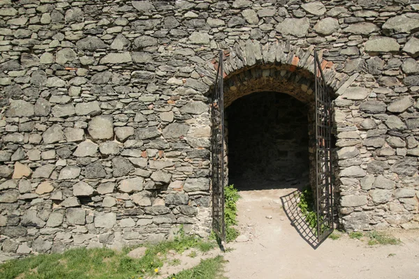 Entrada en ruinas del castillo de Andelska Hora —  Fotos de Stock