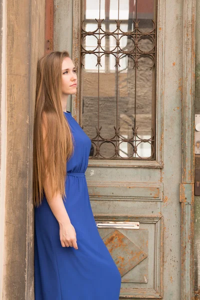 年轻女孩在旧背景墙与门 — 图库照片