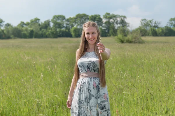 Retrato de mulher loira bonita em um campo — Fotografia de Stock