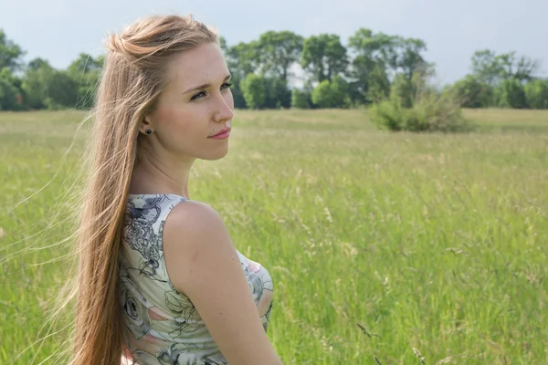 Portrait de belle femme blonde dans un champ — Photo