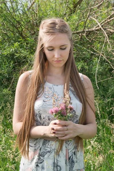 Portrait de belle femme blonde avec des fleurs — Photo