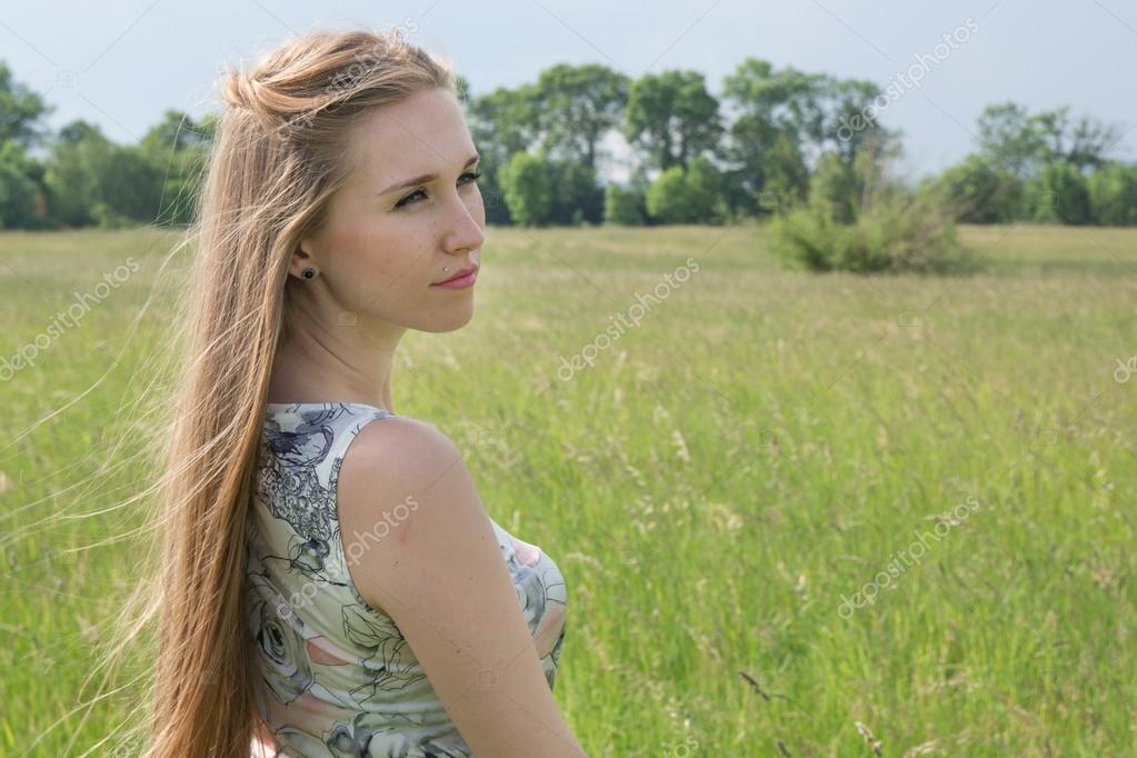 Blondes mädchen von hinten