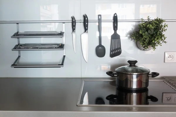 自宅の台所用品と近代的なキッチン — ストック写真