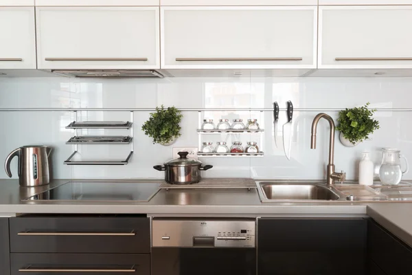 Cozinha moderna em casa com utensílios de cozinha — Fotografia de Stock