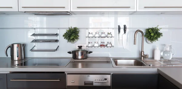 Cozinha moderna em casa com utensílios de cozinha — Fotografia de Stock