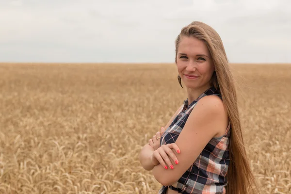 Joyeux jeune femme dans le champ de blé doré — Photo
