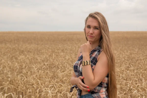 Joyeux jeune femme dans le champ de blé doré — Photo