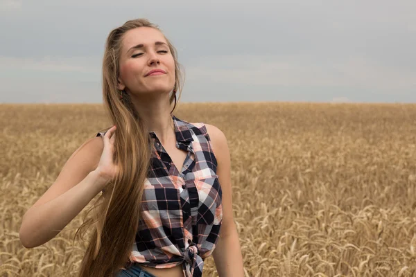 Joyeux jeune femme dans le champ de blé doré — Photo