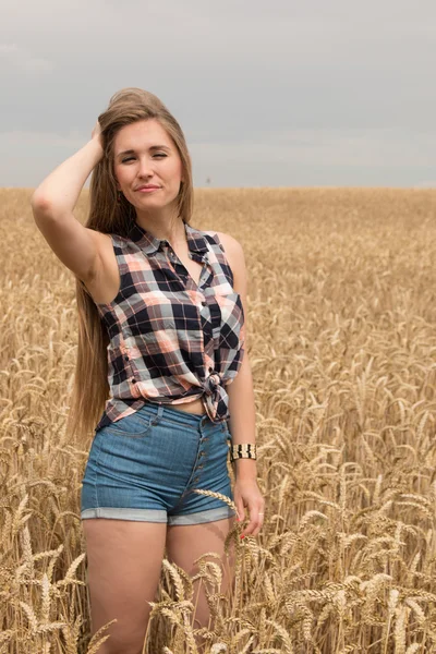 Šťastná mladá žena v zlaté pšeničné pole — 图库照片