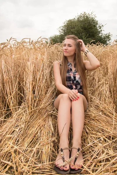 Jovem feliz no campo de trigo dourado — Fotografia de Stock