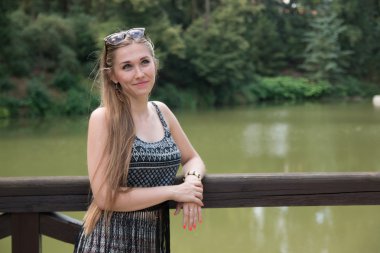 Genç kız ve göl ile parkının panoramik sahne