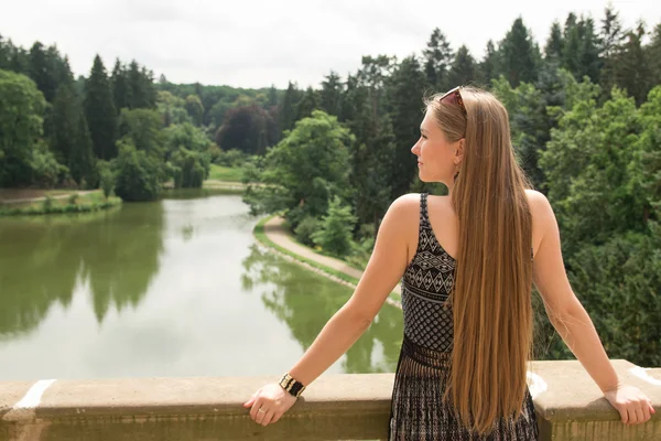 Jeune fille regardant le paysage panoramique du parc Pruhonice — Photo