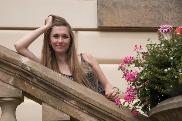 Jeune femme sur un vieil escalier — Photo